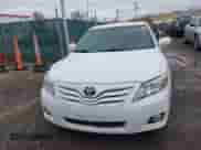 2011 Toyota Camry LE z VIN 4T4BF3EK7BR121804, wystawiony jako IAAI lot #43501491 z przebiegiem 82 376 mil mil oraz . Historia ofert i sprzedaży dostępna na DreamBid. Obrazek 12.