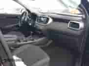 2017 Kia Sorento LX z VIN 5XYPG4A30HG211702, wystawiony jako IAAI lot #42845387 z przebiegiem 54 279 mil mil oraz . Historia ofert i sprzedaży dostępna na DreamBid. Obrazek 5.