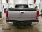 2013 GMC Sierra 1500 SLE z VIN 1GTN2VE01DZ177678, wystawiony jako Copart lot #64358505 z przebiegiem 133 643 mil mil oraz Czysty tytuł • Clean title. Historia ofert i sprzedaży dostępna na DreamBid. Obrazek 6.