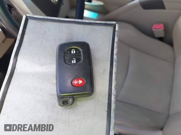 2013 Toyota Prius One z VIN JTDKN3DU3D5583231, wystawiony jako IAAI lot #42256796 z przebiegiem 279 931 mil mil oraz . Historia ofert i sprzedaży dostępna na DreamBid. Obrazek 11.