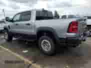 2025 Ram 1500 RHO z VIN 1C6SRFUP2SN573634, wystawiony jako Copart lot #62329235 z przebiegiem 1 406 mil mil oraz Szkoda całkowita • Salvage title. Historia ofert i sprzedaży dostępna na DreamBid. Obrazek 2.