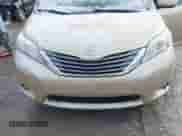 2012 Toyota Sienna XLE z VIN 5TDDK3DCXCS047040, wystawiony jako IAAI lot #41494904 z przebiegiem 117 696 mil mil oraz . Historia ofert i sprzedaży dostępna na DreamBid. Obrazek 6.