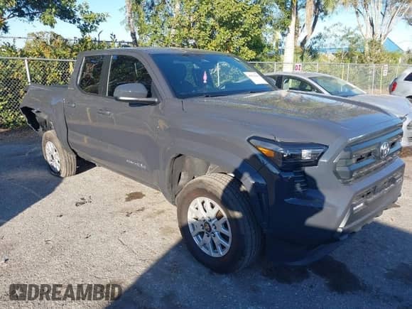 2024 Toyota Tacoma SR5 z VIN 3TMKB5FN7RM004138, wystawiony jako IAAI lot #41428936 z przebiegiem 13 625 mil mil oraz . Historia ofert i sprzedaży dostępna na DreamBid. Obrazek 1.