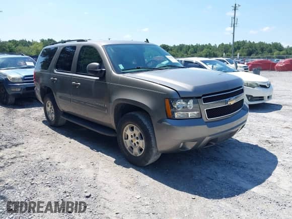 2008 Chevrolet Tahoe LTZ z VIN 1GNFC13068J210571, wystawiony jako IAAI lot #42556290 z przebiegiem 126 123 mil mil oraz . Historia ofert i sprzedaży dostępna na DreamBid. Obrazek 1.