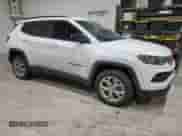 2024 Jeep Compass Latitude with VIN 3C4NJDBN0RT146367, listed as a Copart auction lot 41695345 with 20,951 mi miles and Salvage title. Bid and sale history available at DreamBid. Image 4.