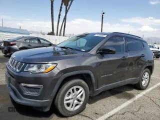 2018 Jeep Compass Sport z VIN 3C4NJCAB6JT124797, wystawiony jako Copart lot #71254385 z przebiegiem 118 432 mil mil oraz Szkoda całkowita • Salvage title. Historia ofert i sprzedaży dostępna na DreamBid. Obrazek 1.