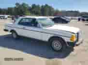 1982 Mercedes-Benz 300 z VIN WDBAB53A9CB001316, wystawiony jako Copart lot #77039934 z przebiegiem 221 891 mil mil oraz Czysty tytuł • Clean title. Historia ofert i sprzedaży dostępna na DreamBid. Obrazek 4.