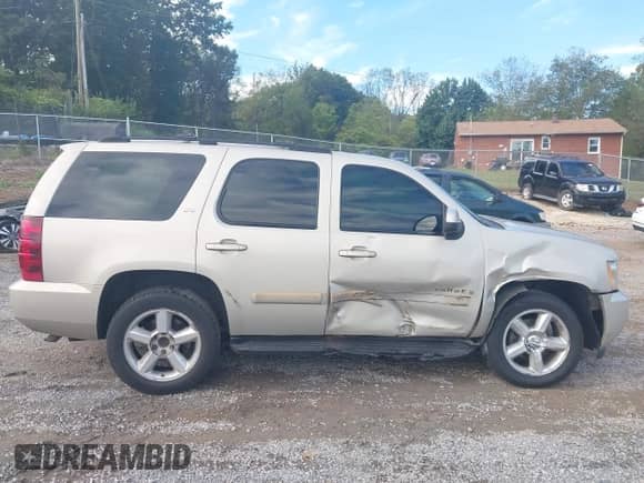2007 Chevrolet Tahoe LTZ z VIN 1GNFK13097R108670, wystawiony jako IAAI lot #43330922 z przebiegiem 300 850 mil mil oraz . Historia ofert i sprzedaży dostępna na DreamBid. Obrazek 14.