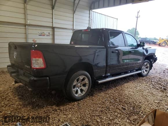 2023 Ram 1500 Big Horn z VIN 1C6SRFMT7PN547809, wystawiony jako Copart lot #56602305 z przebiegiem 17 978 mil mil oraz Szkoda całkowita • Salvage title. Historia ofert i sprzedaży dostępna na DreamBid. Obrazek 3.