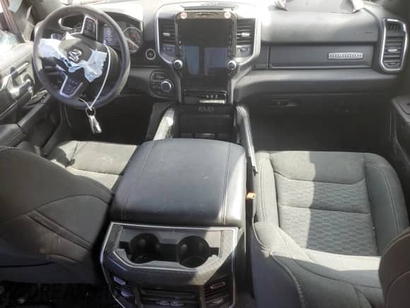 2025 Ram 1500 Big Horn z VIN 1C6SRFFP3SN584185, wystawiony jako Copart lot #53614315 z przebiegiem 19 498 mil mil oraz Czysty tytuł • Clean title. Historia ofert i sprzedaży dostępna na DreamBid. Obrazek 8.