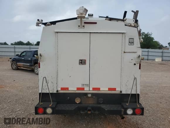 2012 Chevrolet Silverado 3500HD Work Truck z VIN 1GB3KZCGXCF203410, wystawiony jako Copart lot #56550195 z przebiegiem 246 744 mil mil oraz Czysty tytuł • Clean title. Historia ofert i sprzedaży dostępna na DreamBid. Obrazek 6.