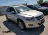 2010 Volkswagen Tiguan SE с VIN WVGBV7AXXAW529755, выставлен на аукционе Copart как лот 69952965 с пробегом 142 642 миль миль и Списание • Salvage title. История ставок и продаж доступна на DreamBid. Изображение 4.