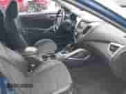 2015 Hyundai Veloster z VIN KMHTC6AD0FU243328, wystawiony jako IAAI lot #42439313 z przebiegiem 96 997 mil mil oraz . Historia ofert i sprzedaży dostępna na DreamBid. Obrazek 5.