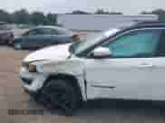 2019 Jeep Compass Latitude z VIN 3C4NJDBB5KT656449, wystawiony jako IAAI lot #42904599 z przebiegiem 82 817 mil mil oraz . Historia ofert i sprzedaży dostępna na DreamBid. Obrazek 6.