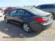 2013 Hyundai Sonata GLS z VIN 5NPEB4AC2DH769012, wystawiony jako IAAI lot #43358401 z przebiegiem 133 123 mil mil oraz . Historia ofert i sprzedaży dostępna na DreamBid. Obrazek 3.