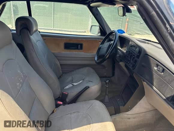 1994 Saab 900 z VIN YS3AK75E2R7000350, wystawiony jako Copart lot #69645675 z przebiegiem 87 484 mil mil oraz Czysty tytuł • Clean title. Historia ofert i sprzedaży dostępna na DreamBid. Obrazek 5.