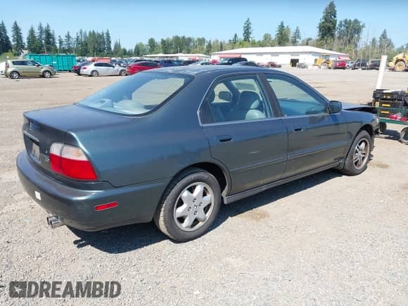 1996 Honda Accord EX z VIN 1HGCE6677TA011051, wystawiony jako IAAI lot #42819913 z przebiegiem 192 879 mil mil oraz . Historia ofert i sprzedaży dostępna na DreamBid. Obrazek 4.