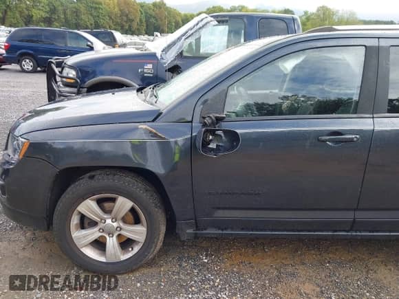 2015 Jeep Compass Latitude z VIN 1C4NJDEB1FD324581, wystawiony jako IAAI lot #43299306 z przebiegiem 97 094 mil mil oraz . Historia ofert i sprzedaży dostępna na DreamBid. Obrazek 21.