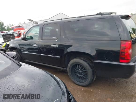 2009 Chevrolet Suburban LTZ z VIN 1GNFK36399R290858, wystawiony jako IAAI lot #42738830 z przebiegiem 214 790 mil mil oraz . Historia ofert i sprzedaży dostępna na DreamBid. Obrazek 14.