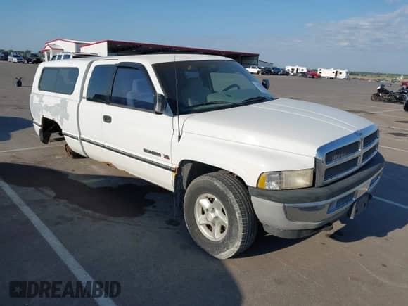 1996 Dodge 1500 z VIN 3B7HF13Z4TM187407, wystawiony jako IAAI lot #42962727 z przebiegiem 145 230 mil mil oraz . Historia ofert i sprzedaży dostępna na DreamBid. Obrazek 1.