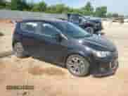 2020 Chevrolet Sonic LT z VIN 1G1JD6SBXL4108884, wystawiony jako Copart lot #68294455 z przebiegiem 76 055 mil mil oraz Szkoda całkowita • Salvage title. Historia ofert i sprzedaży dostępna na DreamBid. Obrazek 4.