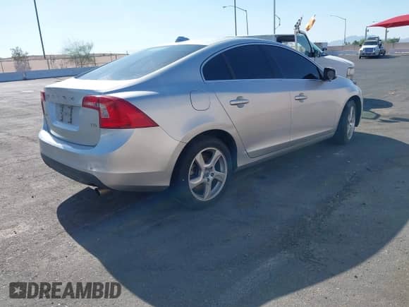 2012 Volvo S60 T5 с VIN YV1622FSXC2051873, выставлен на аукционе IAAI как лот 43013409 с пробегом 94 721 миль миль и . История ставок и продаж доступна на DreamBid. Изображение 4.