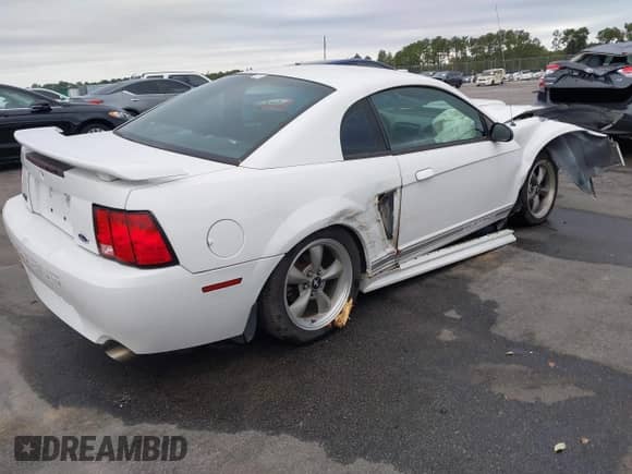 2003 Ford Mustang GT Deluxe z VIN 1FAFP42X83F367937, wystawiony jako IAAI lot #43411690 z przebiegiem Nie podano mil oraz . Historia ofert i sprzedaży dostępna na DreamBid. Obrazek 4.