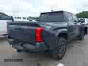 2024 Toyota Tacoma SR5 z VIN 3TMLB5JN2RM051282, wystawiony jako IAAI lot #42370502 z przebiegiem 3 932 mil mil oraz . Historia ofert i sprzedaży dostępna na DreamBid. Obrazek 4.