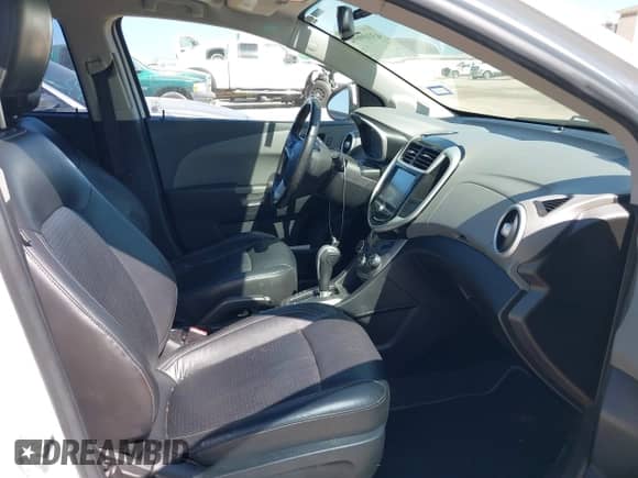 2017 Chevrolet Sonic Premier с VIN 1G1JF5SB8H4128000, выставлен на аукционе IAAI как лот 43109692 с пробегом 105 221 миль миль и . История ставок и продаж доступна на DreamBid. Изображение 5.