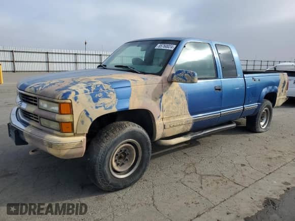 1997 Chevrolet Silverado 2500 z VIN 1GCGK29R0VE248443, wystawiony jako Copart lot #85760024 z przebiegiem 295 798 mil mil oraz Czysty tytuł • Clean title. Historia ofert i sprzedaży dostępna na DreamBid. Obrazek 1.