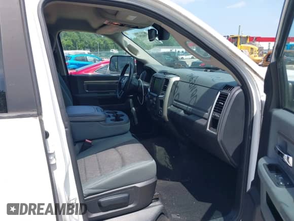 2014 Ram 1500 Big Horn z VIN 1C6RR7LG9ES399864, wystawiony jako IAAI lot #42800297 z przebiegiem 149 119 mil mil oraz . Historia ofert i sprzedaży dostępna na DreamBid. Obrazek 5.