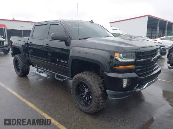 2018 Chevrolet Silverado 1500 LT z VIN 3GCUKREC6JG242601, wystawiony jako IAAI lot #43322873 z przebiegiem 84 104 mil mil oraz . Historia ofert i sprzedaży dostępna na DreamBid. Obrazek 1.