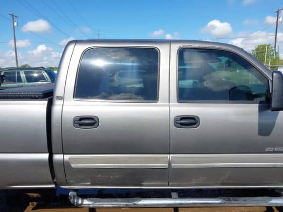 2007 Chevrolet Silverado 2500HD LS z VIN 1GCHC23U97F195897, wystawiony jako IAAI lot #43178020 z przebiegiem 221 601 mil mil oraz . Historia ofert i sprzedaży dostępna na DreamBid. Obrazek 13.