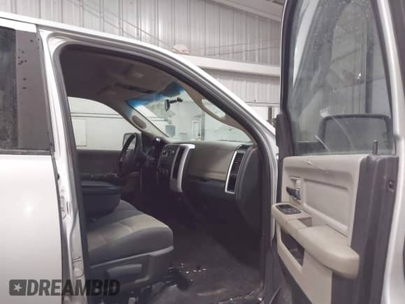 2009 Dodge 1500 SLT z VIN 1D3HV18P29S804885, wystawiony jako IAAI lot #42003503 z przebiegiem 239 265 mil mil oraz . Historia ofert i sprzedaży dostępna na DreamBid. Obrazek 5.