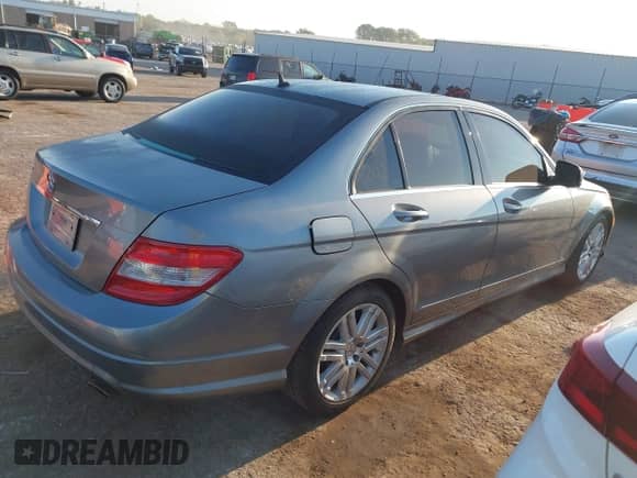 2008 Mercedes-Benz C 300 Sport z VIN WDDGF54X78R029834, wystawiony jako IAAI lot #43354217 z przebiegiem 170 855 mil mil oraz . Historia ofert i sprzedaży dostępna na DreamBid. Obrazek 4.