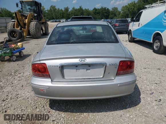 2005 Hyundai Sonata GLS z VIN KMHWF35H15A107497, wystawiony jako Copart lot #68921025 z przebiegiem 117 854 mil mil oraz Szkoda całkowita • Salvage title. Historia ofert i sprzedaży dostępna na DreamBid. Obrazek 6.
