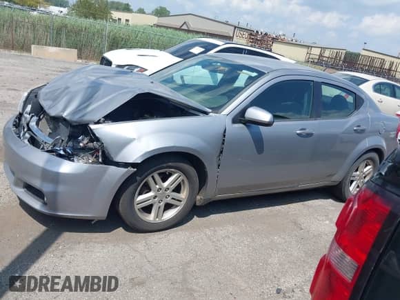 2013 Dodge Avenger SXT z VIN 1C3CDZCG3DN586107, wystawiony jako IAAI lot #42829815 z przebiegiem 114 176 mil mil oraz . Historia ofert i sprzedaży dostępna na DreamBid. Obrazek 14.