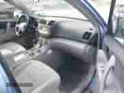 2008 Toyota Highlander z VIN JTEES41A082105888, wystawiony jako IAAI lot #43456404 z przebiegiem 281 764 mil mil oraz . Historia ofert i sprzedaży dostępna na DreamBid. Obrazek 5.