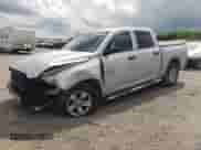 2014 Ram 1500 Tradesman z VIN 1C6RR6KG7ES233922, wystawiony jako Copart lot #59740905 z przebiegiem 114 777 mil mil oraz Szkoda całkowita • Salvage title. Historia ofert i sprzedaży dostępna na DreamBid. Obrazek 1.
