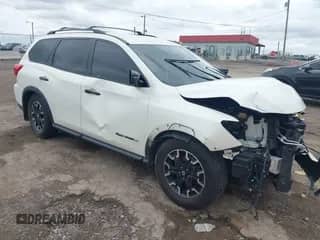 2019 Nissan Pathfinder S z VIN 5N1DR2MN2KC623545, wystawiony jako IAAI lot #43303123 z przebiegiem 122 660 mil mil oraz . Historia ofert i sprzedaży dostępna na DreamBid. Obrazek 1.