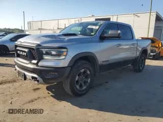 2019 Ram 1500 Rebel z VIN 1C6SRFLT4KN653192, wystawiony jako Copart lot #63401795 z przebiegiem 83 354 mil mil oraz Szkoda całkowita • Salvage title. Historia ofert i sprzedaży dostępna na DreamBid. Obrazek 1.