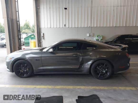 2017 Ford Mustang GT z VIN 1FA6P8CF0H5247785, wystawiony jako IAAI lot #43151880 z przebiegiem 58 439 mil mil oraz . Historia ofert i sprzedaży dostępna na DreamBid. Obrazek 14.