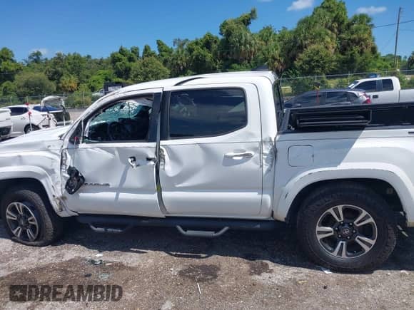 2017 Toyota Tacoma SR5 с VIN 5TFCZ5ANXHX082879, выставлен на аукционе IAAI как лот 42868022 с пробегом 114 120 миль миль и . История ставок и продаж доступна на DreamBid. Изображение 14.