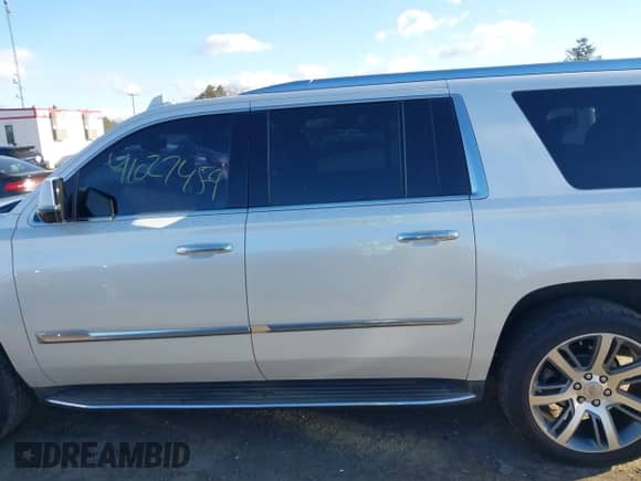 2016 Cadillac Escalade ESV Luxury Collection z VIN 1GYS4HKJ5GR323106, wystawiony jako IAAI lot #41027459 z przebiegiem 120 655 mil mil oraz . Historia ofert i sprzedaży dostępna na DreamBid. Obrazek 14.