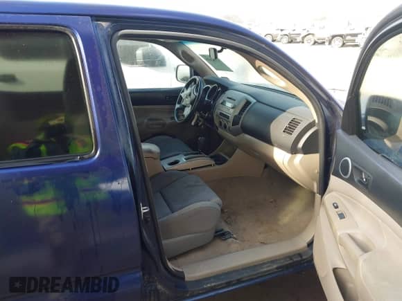 2007 Toyota Tacoma PreRunner z VIN 3TMJU62N57M041798, wystawiony jako IAAI lot #43423609 z przebiegiem 266 794 mil mil oraz . Historia ofert i sprzedaży dostępna na DreamBid. Obrazek 5.