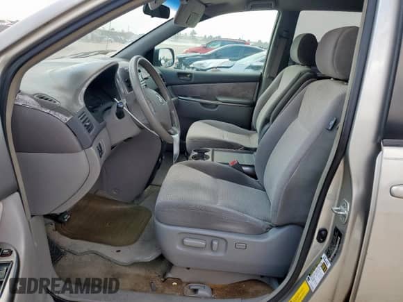 2008 Toyota Sienna LE z VIN 5TDZK23C48S183009, wystawiony jako Copart lot #70295935 z przebiegiem 184 241 mil mil oraz Szkoda całkowita • Salvage title. Historia ofert i sprzedaży dostępna na DreamBid. Obrazek 7.