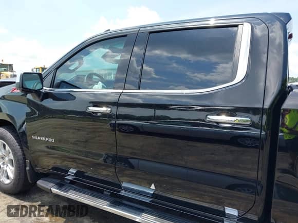 2024 Chevrolet Silverado 1500 LTZ with VIN 2GCUDGED1R1231209, listed as a IAAI auction lot 42578401 with 15,552 mi miles and . Bid and sale history available at DreamBid. Image 14.