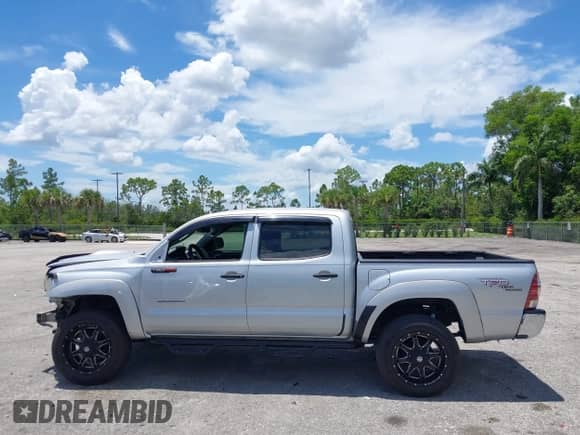 2007 Toyota Tacoma PreRunner z VIN 3TMJU62N57M046242, wystawiony jako IAAI lot #42849678 z przebiegiem 234 458 mil mil oraz . Historia ofert i sprzedaży dostępna na DreamBid. Obrazek 15.