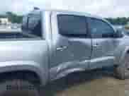 2019 Toyota Tacoma SR z VIN 3TMCZ5AN8KM287646, wystawiony jako IAAI lot #42969397 z przebiegiem 100 562 mil mil oraz . Historia ofert i sprzedaży dostępna na DreamBid. Obrazek 6.