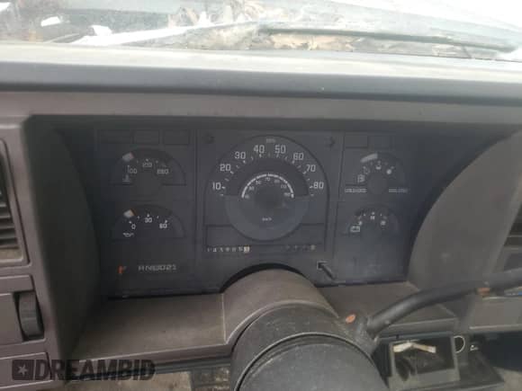 1989 GMC Sierra 1500 z VIN 1GTDC14K0KZ509336, wystawiony jako Copart lot #49060915 z przebiegiem 143 685 mil mil oraz Czysty tytuł • Clean title. Historia ofert i sprzedaży dostępna na DreamBid. Obrazek 9.
